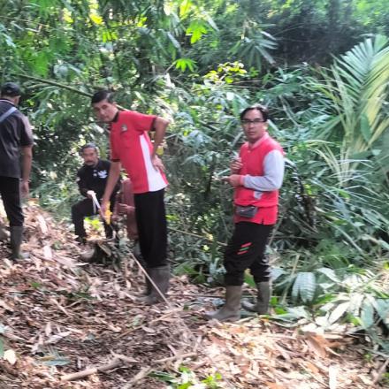 Pembuatan Senderan di TPS Desa Buruan